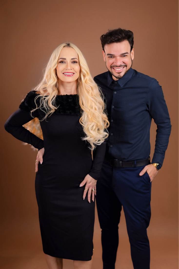 Ramon Oliveira e cliente sorrindo